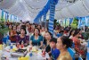 Khán giả xem biểu diễn tranh cát đám cưới do nghệ sỹ Nguyễn Thế Nhân thực hiện