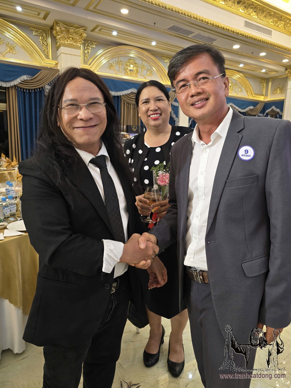 Hoạ sĩ Nguyễn Thế Nhân giao lưu với ông Phó Chủ tịch hội